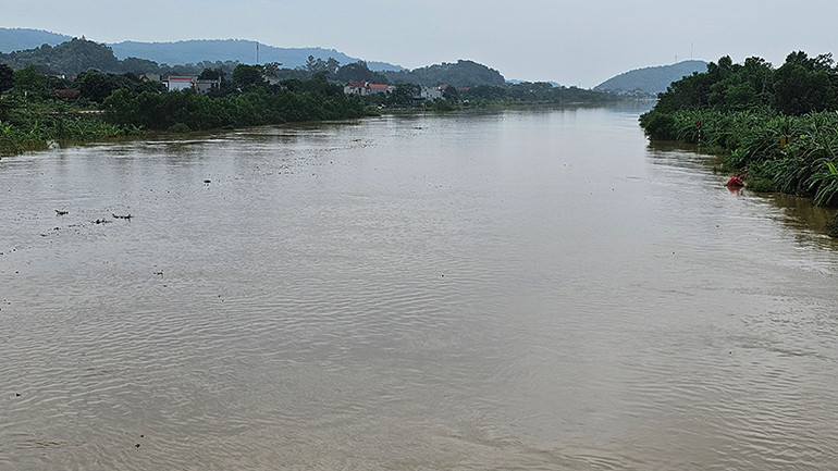 Nước trên sông Lèn, huyện Hà Trung. Nước trên sông Lèn, huyện Hà Trung.