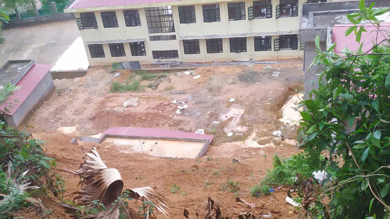 Sạt lở đồi có nguy cơ ảnh hưởng tới công trình hiện hữu ở Trường trung học cơ sở Lâm Phú.
