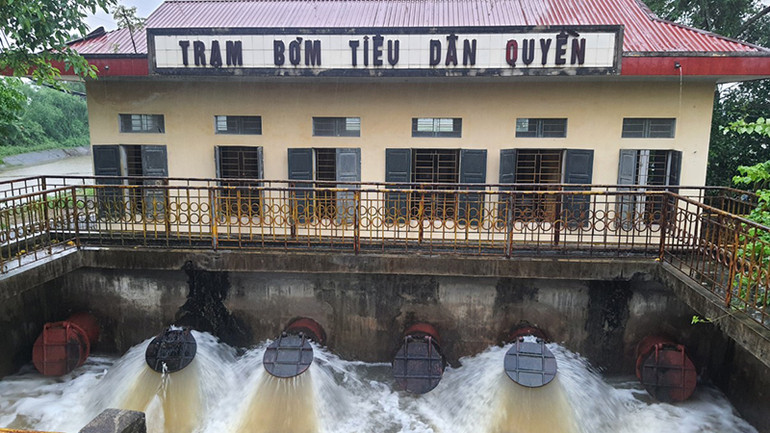 Doanh nghiệp thủy nông vận hành trạm bơm tiêu, thoát nước. Doanh nghiệp thủy nông vận hành trạm bơm tiêu, thoát nước.