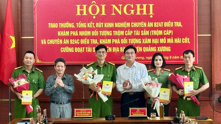 Lãnh đạo huyện Quảng Xương thưởng cho các tập thể, cá nhân lập công.