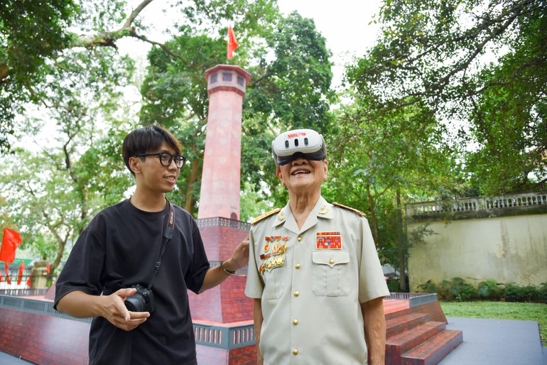 Đại tá Nguyễn Hữu Tài trải nghiệm công nghệ thực tế ảo tăng cường tại Báo Nhân Dân.