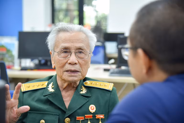 Đại tá Lê Văn Tính, nguyên chiến sĩ Đại đội 238, Trung đoàn Thủ đô (Trung đoàn 102), Đại đoàn Quân tiên phong (Sư đoàn 308), nguyên cán bộ Quân chủng Phòng không-Không quân.