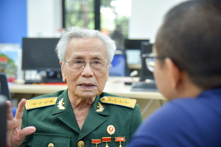 Đại tá Lê Văn Tính, nguyên chiến sĩ Đại đội 238, Trung đoàn Thủ đô (Trung đoàn 102), Đại đoàn Quân tiên phong (Sư đoàn 308), nguyên cán bộ Quân chủng Phòng không-Không quân.