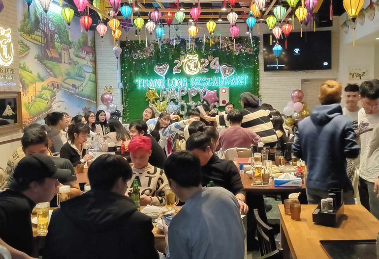 Quán phở của anh Thành bên Nhật Bản luôn đông khách. (Ảnh: NVCC)