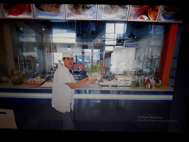 Anh Thành tại nơi sản xuất phở tươi ở Trung Quốc. (Ảnh: NVCC)