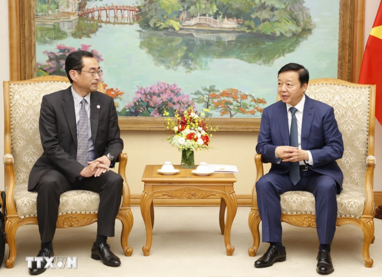 Phó Thủ tướng Trần Hồng Hà tiếp Giám đốc điều hành cấp cao Ngân hàng Hợp tác Quốc tế Nhật Bản Tanimoto Masayuki. (Ảnh: Văn Điệp/TTXVN)