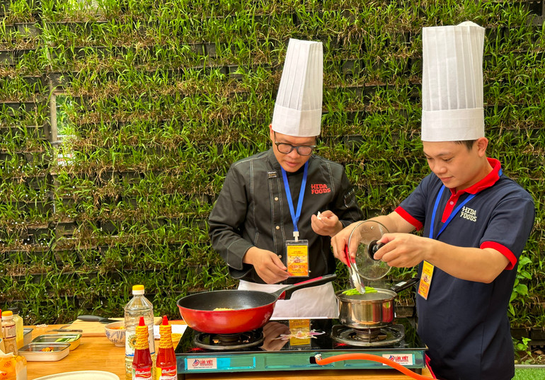 Thí sinh tập trung sáng tạo món ăn đậm đà hương vị Việt. Thí sinh tập trung sáng tạo món ăn đậm đà hương vị Việt.