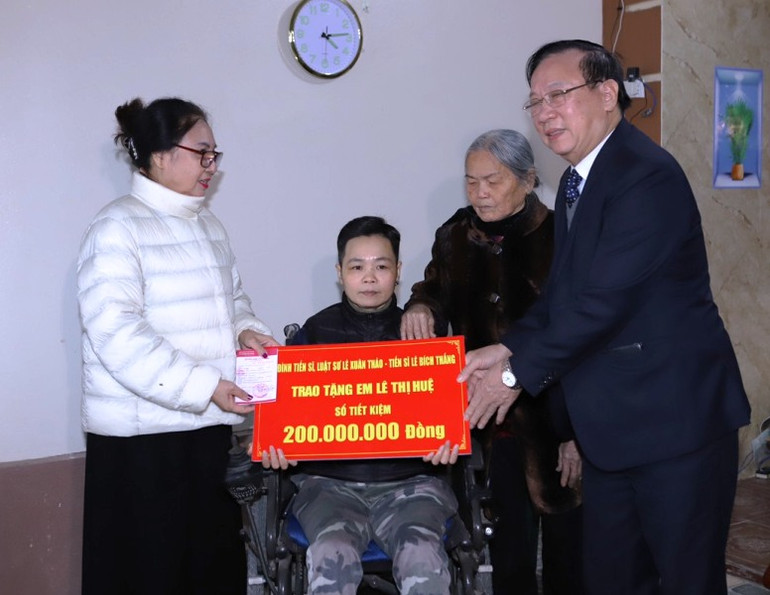 Doanh nghiệp, doanh nhân Thanh Hóa trao tặng sổ tiết kiệm cho Lê Thị Huệ. Doanh nghiệp, doanh nhân Thanh Hóa trao tặng sổ tiết kiệm cho Lê Thị Huệ.