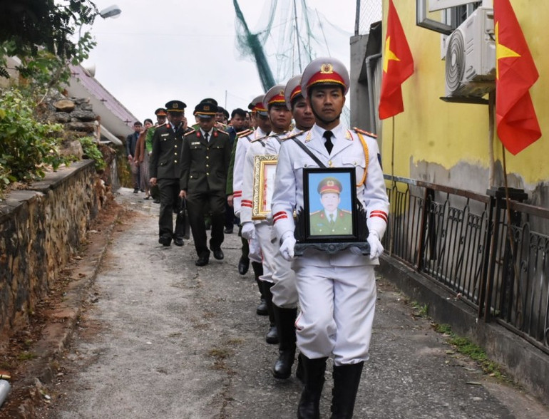 Rước Bằng "Tổ quốc ghi công" về gia đình đồng chí Vi Văn Luân. Rước Bằng "Tổ quốc ghi công" về gia đình đồng chí Vi Văn Luân.