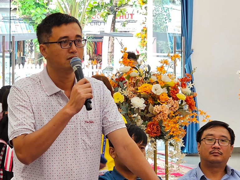 Đại diện cơ quan báo chí nêu ý kiến tại buổi họp báo.