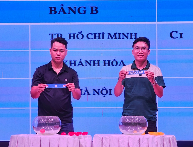 Các nhà báo tham dự bốc thăm, chia bảng thi đấu bóng đá U21 quốc gia.