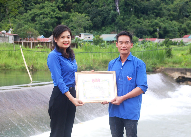 Đại diện Đoàn khối cơ quan và Doanh nghiệp tỉnh Thanh Hóa trao tặng Giấy khen cho anh Trương Văn Tuân.