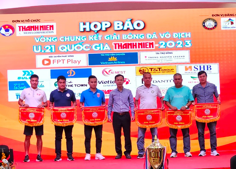 Ban Tổ chức tặng cờ lưu niệm cho các đội dự vòng chung kết giải bóng đá quốc gia U21.