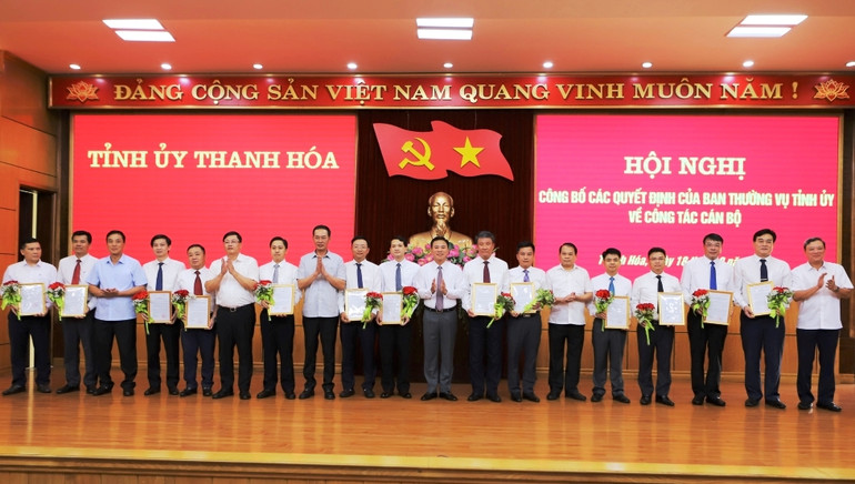 Các lãnh đạo tỉnh Thanh Hóa trao quyết định, tặng hoa chúc mừng các cán bộ được điều động, luân chuyển.