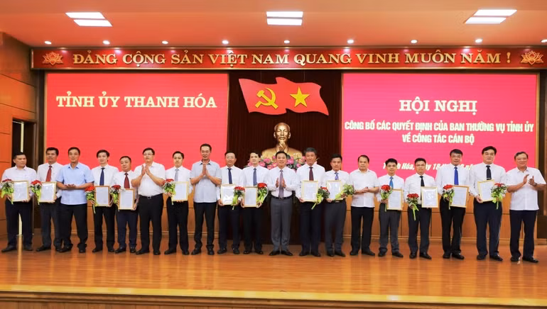 Các lãnh đạo tỉnh Thanh Hóa trao quyết định, tặng hoa chúc mừng các cán bộ được điều động, luân chuyển.