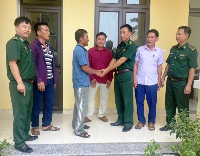 Anh Lê Bá Linh cảm ơn, chia tay Bộ đội Biên phòng về đoàn tụ với gia đình.