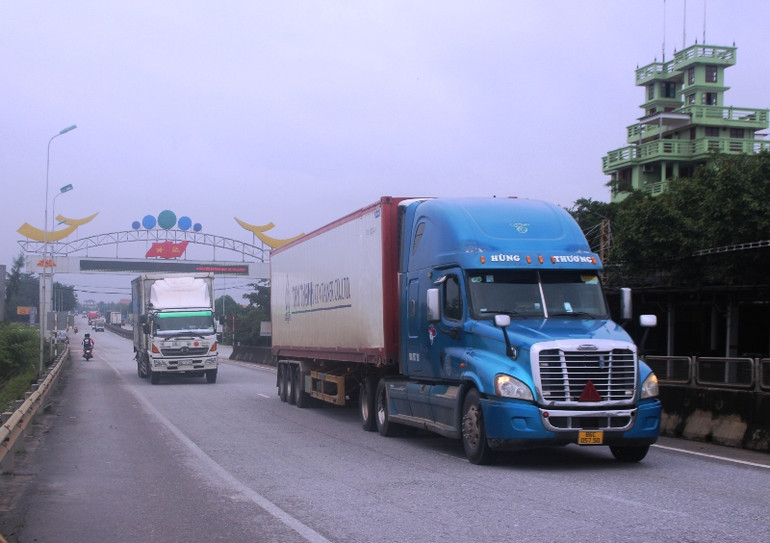 Phương tiện vận tải lưu thông trên Quốc lộ 1A qua tỉnh Thanh Hóa.