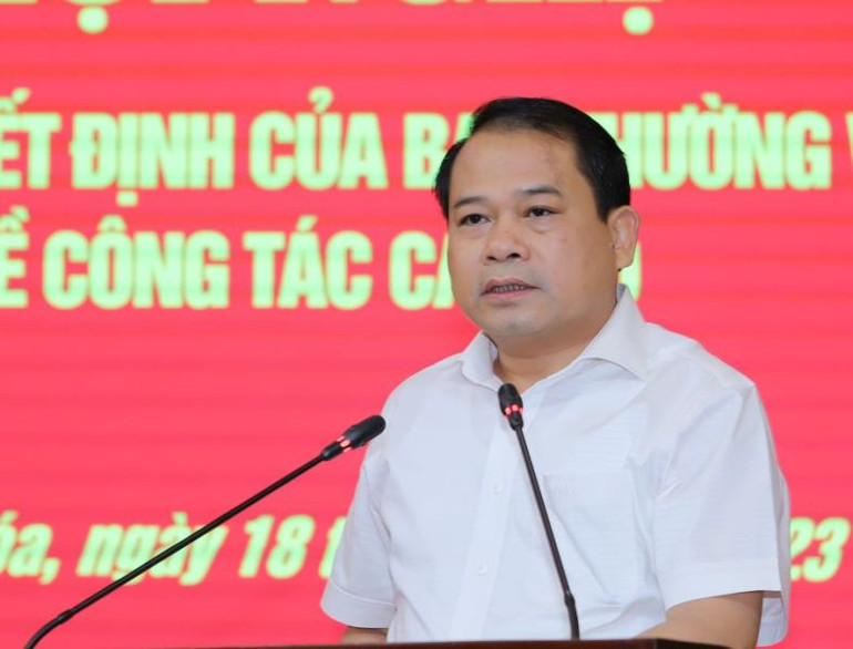 Trưởng Ban Tổ chức Tỉnh ủy Thanh Hóa công bố các quyết định điều động, luân chuyển cán bộ.