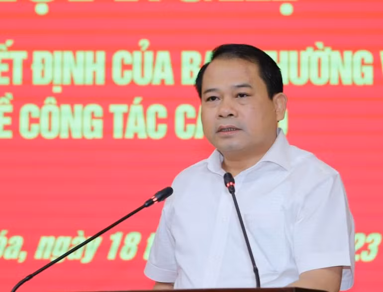 Trưởng Ban Tổ chức Tỉnh ủy Thanh Hóa công bố các quyết định điều động, luân chuyển cán bộ.