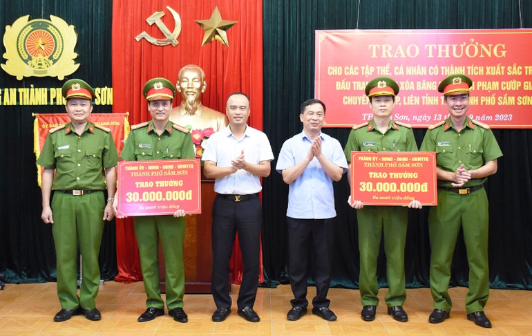 Lãnh đạo thành phố Sầm Sơn trao thưởng cho Ban chuyên án 423C.