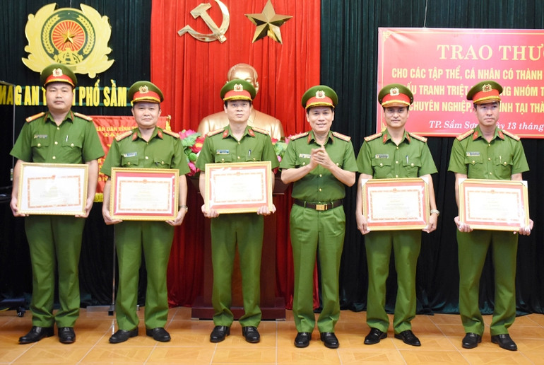 Các tập thể, cá nhân vinh dự đón Bằng khen của Bộ trưởng Công an về thành tích đấu tranh với tội phạm.