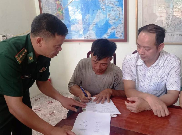 Đại diện gia đình hoàn tất thủ tục tiếp nhận người thân.