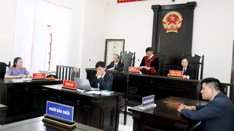 Hội đồng xét xử tuyên án đối với 2 bị cáo Quang và Bích. Hội đồng xét xử tuyên án đối với 2 bị cáo Quang và Bích.