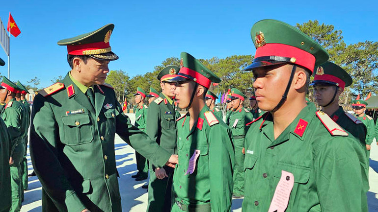 Thiếu tướng Trần Danh Khải, Chính ủy Học viện Lục quân thăm hỏi các chiến sĩ mới.