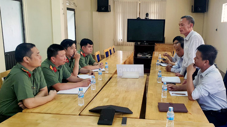 Đại diện VNPT Lâm Đồng thông tin vụ việc đến Công an thành phố Bảo Lộc.