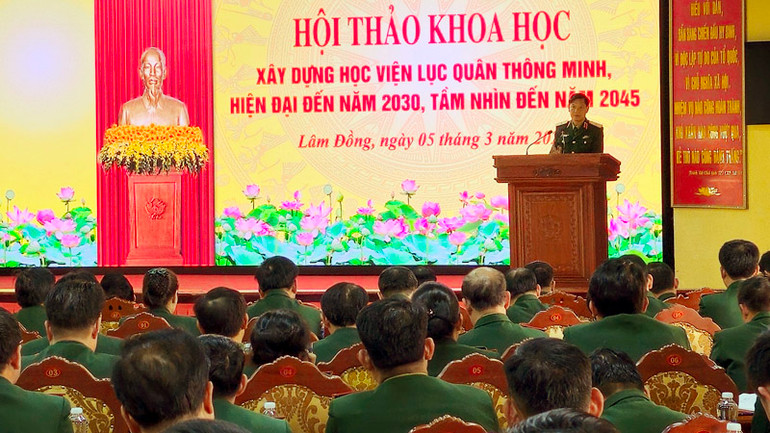 Thiếu tướng Đỗ Minh Xương, Giám đốc Học viện Lục quân phát biểu ý kiến tại hội thảo.