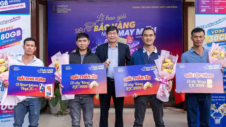 Giám đốc Trung tâm Kinh doanh VNPT-Lâm Đồng trao giải thưởng cho các khách hàng may mắn.