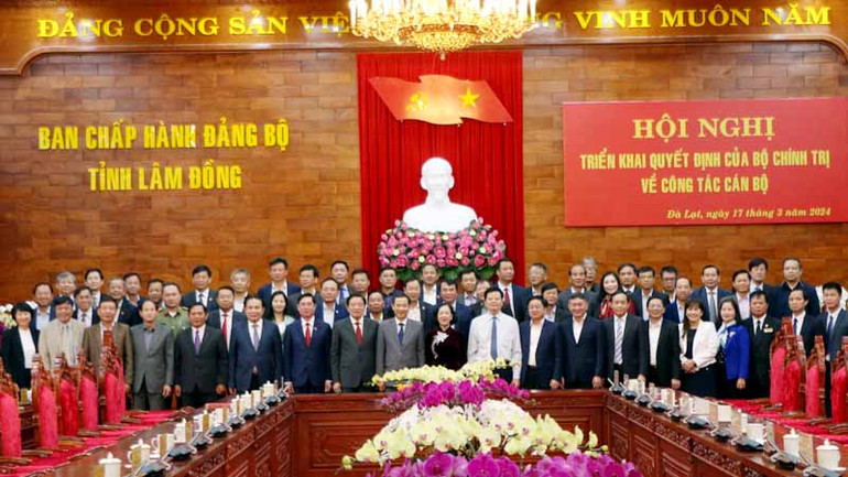 Các đồng chí lãnh đạo Trung ương và Ban Chấp hành Đảng bộ tỉnh Lâm Đồng tại hội nghị.