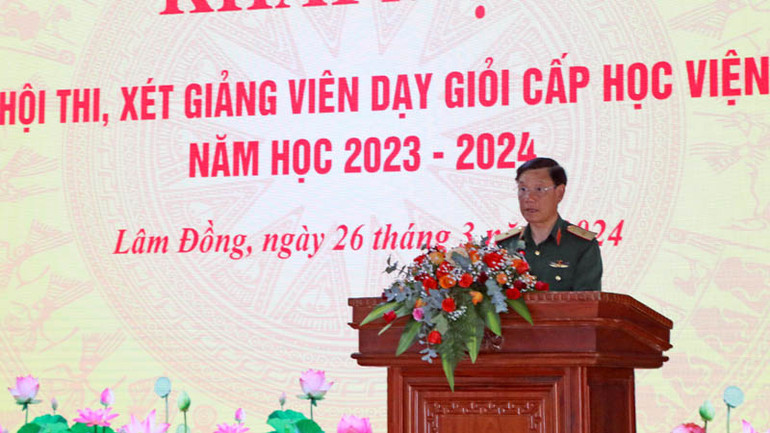 Thiếu tướng Đỗ Minh Xương, Giám đốc Học viện Lục quân, Chủ tịch Hội đồng thi phát biểu tại lễ khai mạc hội thi. Thiếu tướng Đỗ Minh Xương, Giám đốc Học viện Lục quân, Chủ tịch Hội đồng thi phát biểu tại lễ khai mạc hội thi.
