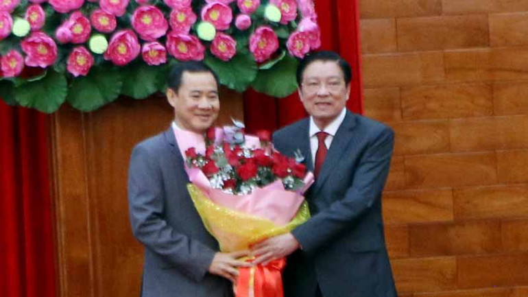 Đồng chí Phan Đình Trạc chúc mừng đồng chí Nguyễn Thái Học.