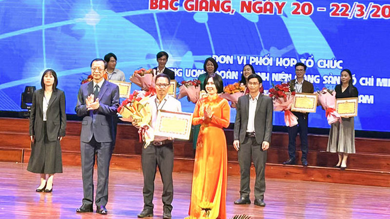 Công đoàn Giáo dục Việt Nam trao bằng khen tặng giáo viên hướng dẫn học sinh huyện Đam Rông có dự án đoạt giải nhất. Ảnh: Sở Giáo dục và Đào tạo Lâm Đồng.