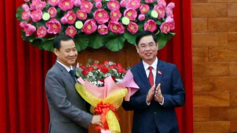 Đồng chí Trần Đình Văn chúc mừng Quyền Bí thư Tỉnh ủy Lâm Đồng Nguyễn Thái Học.