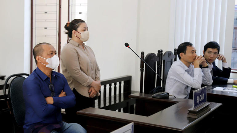 Bị cáo Quang và Bích tại phiên tòa sơ thẩm. Bị cáo Quang và Bích tại phiên tòa sơ thẩm.