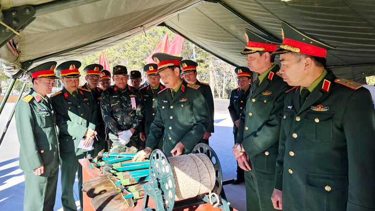 Lãnh đạo Học viện Lục quân kiểm tra dụng cụ và thiết bị phục vụ công tác huấn luyện.