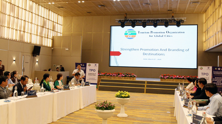 Diễn giả thành phố Đà Lạt trình bày tham luận tại hội nghị.