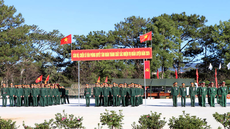 Cán bộ, chiến sĩ Học viện Lục quân tham gia buổi lễ.