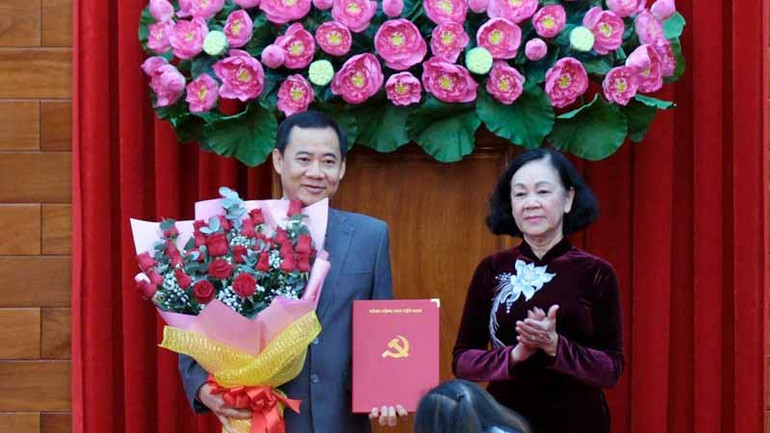 Đồng chí Trương Thị Mai tặng hoa chúc mừng đồng chí Nguyễn Thái Học.