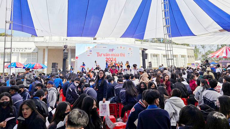 Hơn 2.000 học sinh của các trường trung học phổ thông trên địa bàn thành phố Đà Lạt tham gia chương trình. Hơn 2.000 học sinh của các trường trung học phổ thông trên địa bàn thành phố Đà Lạt tham gia chương trình.