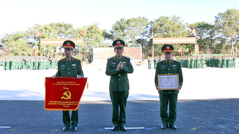 Lãnh đạo Học viện Lục quân trao Cờ thi đua Ban Thường vụ Quân ủy Trung ương và bằng khen Bộ trưởng Quốc phòng tặng tập thể và cá nhân.