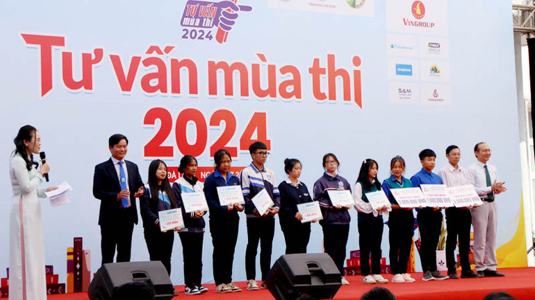 Ban tổ chức trao học bổng tặng các học sinh giỏi tại thành phố Đà Lạt. Ban tổ chức trao học bổng tặng các học sinh giỏi tại thành phố Đà Lạt.