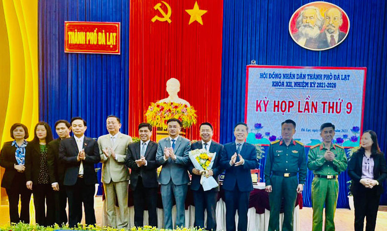 Lãnh đạo thành phố Đà Lạt chúc mừng đồng chí Tôn Thiện San (cầm hoa) nhận nhiệm vụ Giám đốc sở Kế hoạch và Đầu tư tỉnh Lâm Đồng.