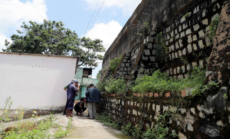 Kiểm tra bờ ta-luy khu đất tiếp giáp đường Ba Tháng Tư, thành phố Đà Lạt, có nguy cơ sạt lở.