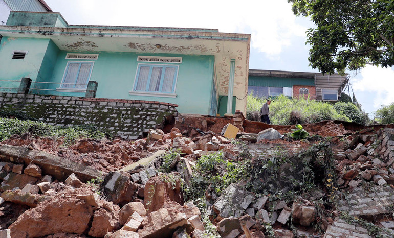 Bờ ta-luy bị sạt lở do mưa lớn chiều 9/5.