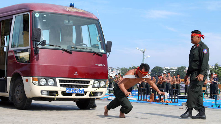Trình diễn màn kéo xe bằng thanh đao.
