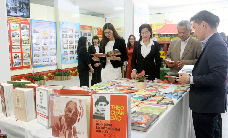 Không gian giới thiệu các cuốn sách quý về Chủ tịch Hồ Chí Minh.