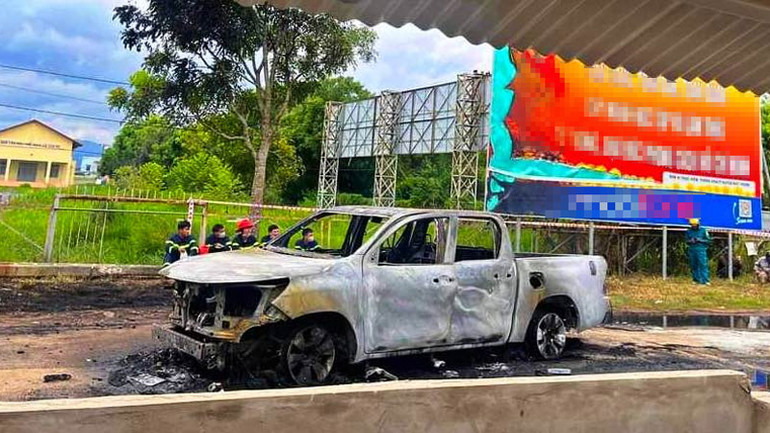 Xe bán tải bị cháy rụi. Ảnh: CTV